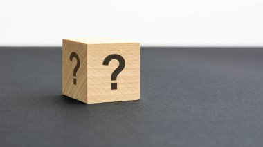 Soru işaretli doğal tahta küp, siyah arkaplan