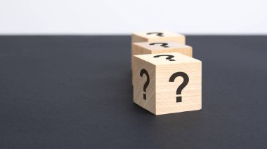 Siyah tabloda soru işaretleri olan üç sıra tahta blok, boşluğu kopyala