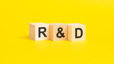 Ar-Ge - Araştırma ve Geliştirme - sarı kağıt üzerinde ahşap bloklar, iş kavramı