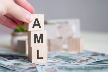 AML metin iş konsepti ile el ele tutuşan ağaç küp bloğu