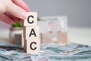 CAC metin iş konsepti ile el ele tutuşan tahta küp bloğu