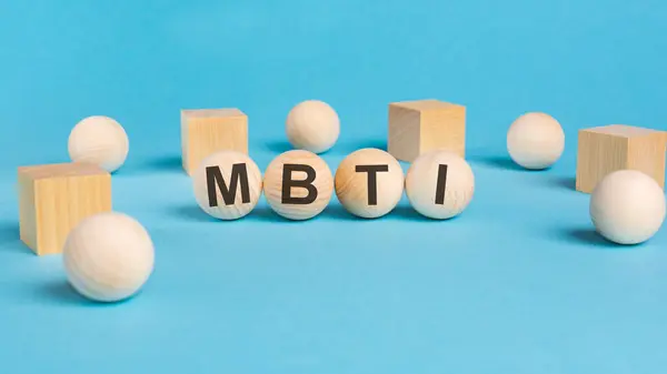 Mbti缩写 刻在木制立方体上 性格类型的概念 图库图片