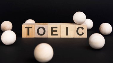 İş ve ekonomi kavramı. Siyah bir yüzeyde ve üzerinde 