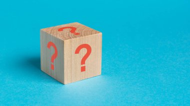 kırmızı soru işaretli tahta oyuncak küpü mavi arka planda yüksek açı, iş konsepti