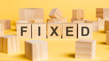 Sarı arka plandaki tahta küplere sabitlenmiş kelime. varlık yönetimi veya mali muhasebe kavramı