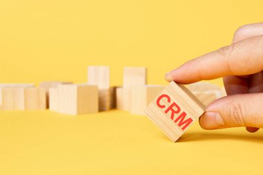 Sarı arkaplanda CRM yazılı tahta blok seçildi