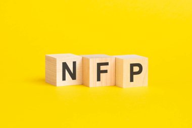 NFP - Çiftlik Dışı Maaşlar - sarı kağıt üzerinde ahşap bloklar, iş konsepti
