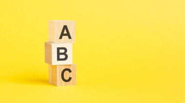 ABC - ahşap küplerle ilgili metin, sarı arkaplan.