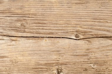 Tahtadan yapılmış doğal kalaslardan yapılmış duvarı kapatın.