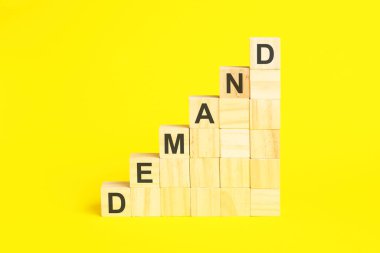 Talep - Tahta küplerden oluşan bir piramit üzerine metin, sarı arkaplan