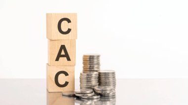 Beyaz masa ve diyagramda CAC harfli üç tahta küp, iş konsepti. CAC - müşteri edinme maliyetinin kısaltılmışı