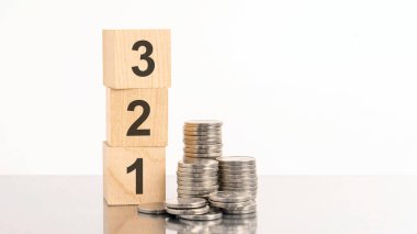 Beyaz masada 123 harfli üç tahta küp, iş konsepti..