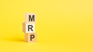 MRP - tahta bloklar üzerinde yazı, sarı arkaplan. en yüksek perakende fiyat kavramı
