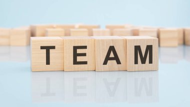 Takım. Tahta küpler. Siyah arka planda bloklar var. Bozuk paralarla dolu desteler. Küplerdeki yazıtlar masanın yüzeyinden yansıyor. seçici odak.