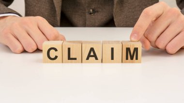 İş adamı tahta bloklarla iddialarda bulundu. iş kavramı.