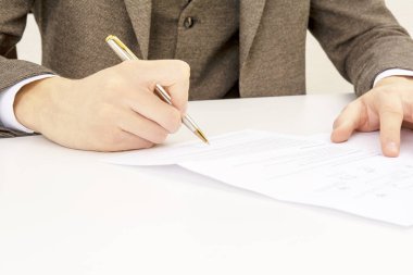 Bir insan elinin ön plandaki kağıda bir şeyler yazarken yakın plan fotoğrafı, iş konsepti..