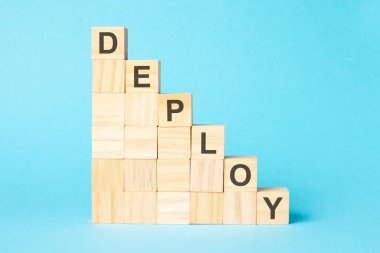 ahşap küplü piramit üzerinde metin konuşlandırması, mavi arkaplan