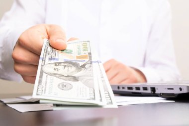 Amerikan dolarları. Beyaz arka planda 100 dolarlık banknotlar.