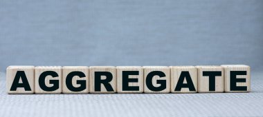 konsept kelime AGGREGATE üzerinde ahşap küplerin güzel gri arka plan.