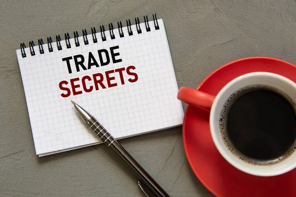Trade Secrets Woorden Een Wit Notitieboekje Een Grijze Achtergrond Met — Stockfoto