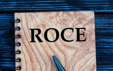 ROCE - Kaktüs ile güzel bir karanlık arka plan hakkında kelime. İş konsepti