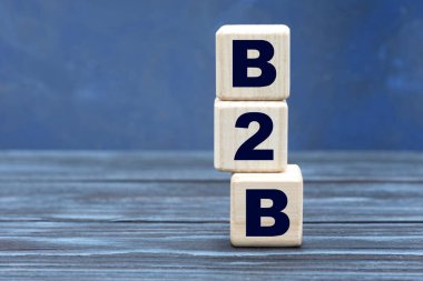 Küplerdeki güzel gri arkaplandaki B2B kısaltması. İş kavramı.