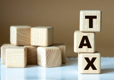 Vergi. Kahverengi arka planda nadrevyannye küpleri. İş konsepti. İş konsepti