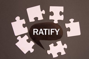 RATIFY - beyaz bulmacaların arka planına karşı siyah bir nota üzerine kelime. Bilgi kavramı