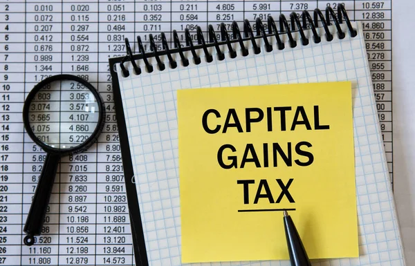 Capital Gains Tax Woorden Een Wit Notitieboekje Achtergrond Van Een — Stockfoto