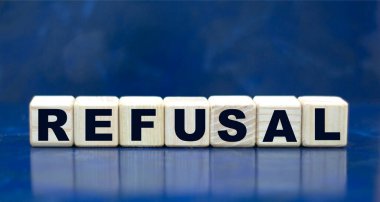 Mavi arka plandaki küplerin üzerindeki konsept kelime REFUSAL. İş konsepti.