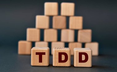 TDD (Test sürüşlü geliştirme) - koyu arkaplandaki tahta küplerin kısaltması. İnternet kavramı