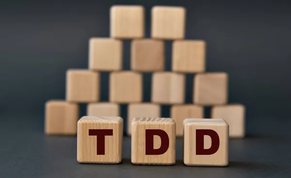 Tdd Test Driven Development Acrónimo Cubos Madera Sobre Fondo Oscuro Fotos de stock libres de derechos