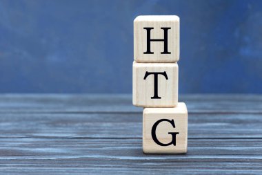 Gri arkaplandaki küplere HTG konsepti