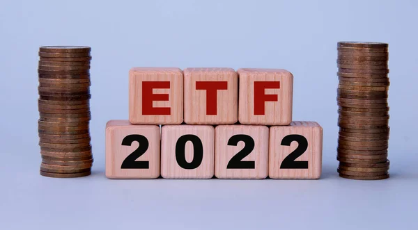 Etf 2022 Exchange Traded Fund Acrónimo Sobre Cubos Madera Sobre Imágenes de stock libres de derechos