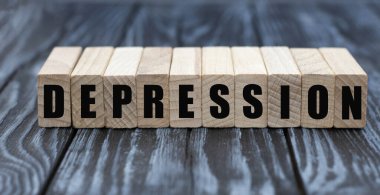Küpler hakkında güzel, gri bir arka planda depresyon kelimesi. İş konsepti