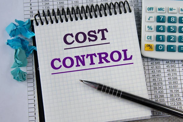 Control Costes Palabras Una Libreta Blanca Fondo Una Calculadora Bolígrafo — Foto de Stock