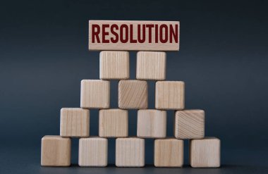 Koyu gri arka planda tahta küplerle ilgili bir açıklama. Bilgi kavramı