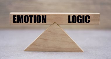 konsept kelime duygu ve mantık tahta ölçekler üzerinde hafif bir arkaplan