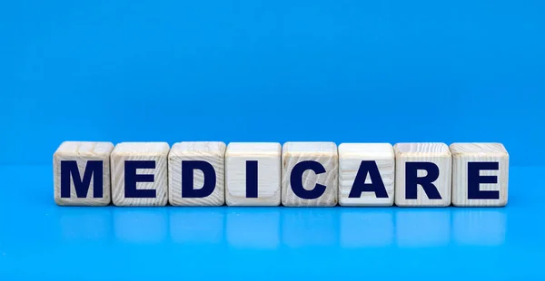 Concept Woord Medicare Blokjes Een Blauwe Achtergrond Stockfoto