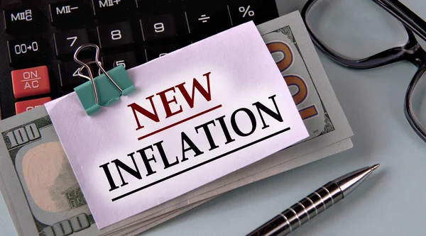 Nieuwe Inflatie Woorden Een Wit Velletje Papier Gefixeerd Bankbiljetten Tegen — Stockfoto