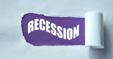 RECESSION - mor arkaplan ve yırtık beyaz kağıt kelime.