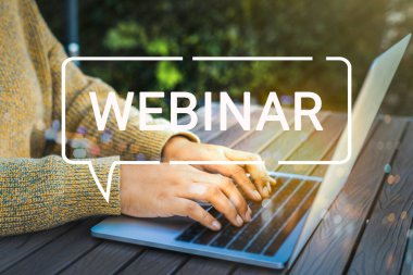 İş adamı ve ekip Webinar E-business Browsing Connection ve online online teknoloji web yayını konsepti, iş konsepti.