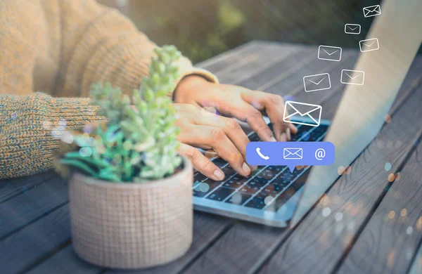 Bizimle ya da müşteri destek hattıyla iletişime geçin. İş adamı dizüstü bilgisayar kullanıyor (e- posta, telefon, e- posta simgeleri).