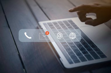 Bizimle ya da müşteri destek hattıyla iletişime geçin. İş adamı dizüstü bilgisayar kullanıyor (e- posta, telefon, e- posta simgeleri).