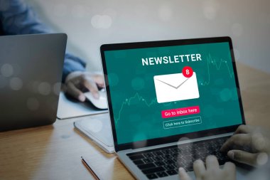 İş adamı ve ekip, abonelik bülteni ve e-posta pazarlama stratejisi iş konsepti içeren bir dizüstü bilgisayar kullanarak çalışmaktadır..