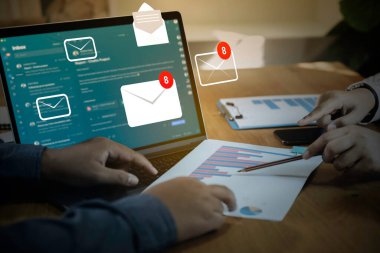 İş adamı ve takım çalışması Laptop bilgisayarı ile E-posta İletişim Bağlantı İletisi Çevrimiçi Sohbet Sosyal Metin Küresel Mektupları, iş konsepti, Laptop model ekran.