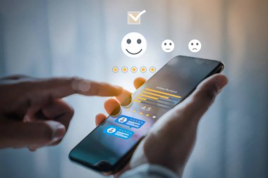 Geri bildirim memnuniyeti servisi, tüketici çevrimiçi değerlendirmesi veya kavramların değerlendirilmesi için geri bildirim için akıllı telefon kullanan iş adamları