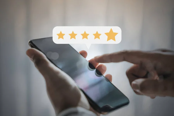 Geri bildirim memnuniyeti servisi, tüketici çevrimiçi değerlendirmesi veya kavramların değerlendirilmesi için geri bildirim için akıllı telefon kullanan iş adamları