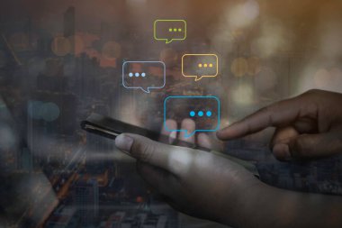 İş adamları akıllı telefon daktiloyla yazarak, sohbet ederek sohbet ediyorlar. Sosyal medya oluşturma kavramı.