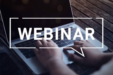 Çevrimiçi eğitim ağları için dizüstü bilgisayar kullanan biri. E-öğrenme tarayıcı bağlantısı ve çevrimiçi teknoloji web yayını konsepti. Ekranda kırpma yolu olan dizüstü bilgisayar modeli.